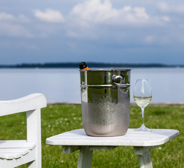 Garden chair and champagne by Chesapeake bay — Stock Photo, Image