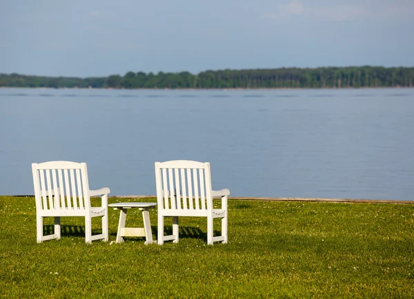 Par de sillas de jardín por la bahía de Chesapeake — Foto de Stock