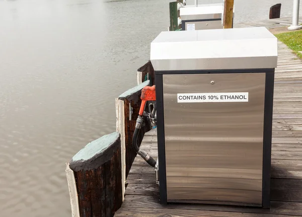 Морской бензиновый насос в гавани с дождем — стоковое фото