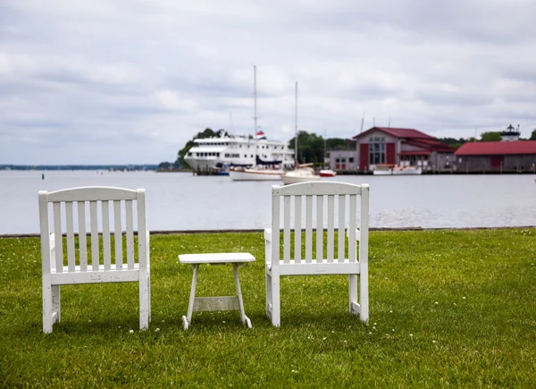 Pair of garden chairs by Chesapeake bay — Stock Photo, Image
