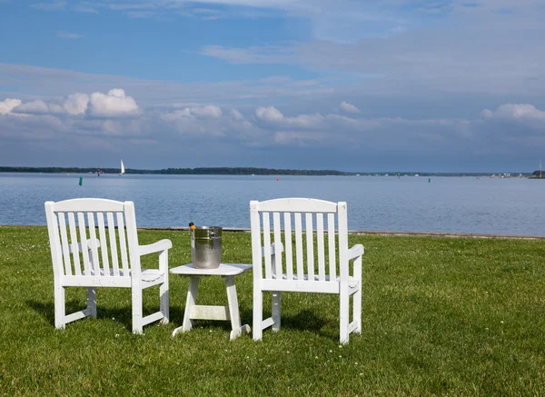 Chesapeake Körfezi tarafından Bahçe sandalye çifti — Stok fotoğraf