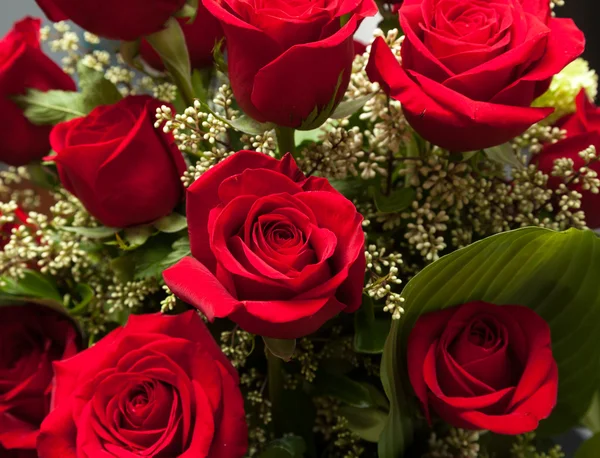 Крупним планом червоний трояндовий букет з трояндами — стокове фото