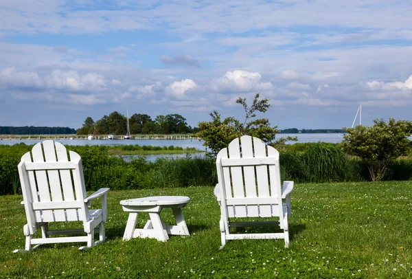 Chesapeake Körfezi tarafından Bahçe sandalye çifti — Stok fotoğraf