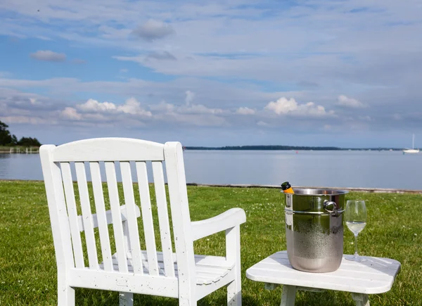 Silla de jardín y champán por la bahía de Chesapeake — Foto de Stock