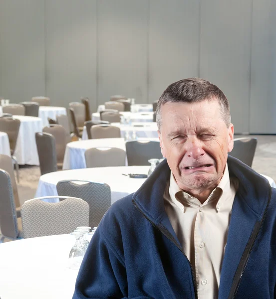 Homem chorando na sala de conferências vazia — Fotografia de Stock