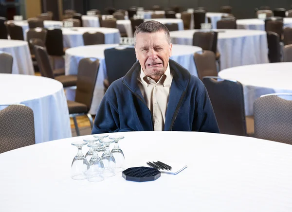 Homem chorando na sala de conferências vazia — Fotografia de Stock