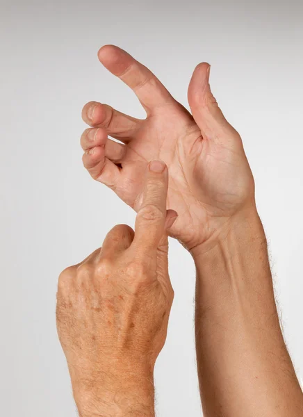 Mão masculina segurando smartphone invisível — Fotografia de Stock