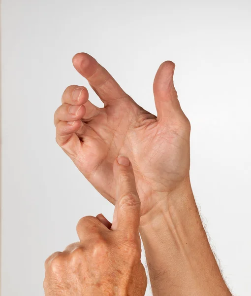 Mão masculina segurando smartphone invisível — Fotografia de Stock