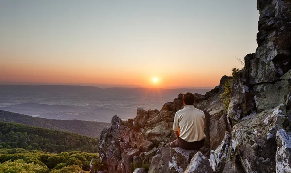 Hombre mayor observa el amanecer sobre la cresta azul — Foto de Stock
