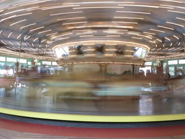 Snel bewegende carousel op glen echo park — Stockfoto