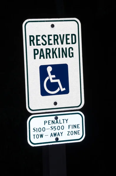Reserviertes Parkschild für Behinderte in der Nacht — Stockfoto