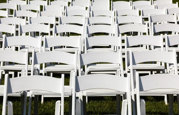 Ряди дерев'яних стільців, встановлених на весілля — стокове фото