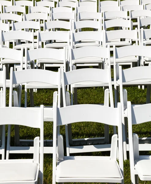 Σειρές από ξύλινες καρέκλες που έχει συσταθεί για γάμο — Φωτογραφία Αρχείου