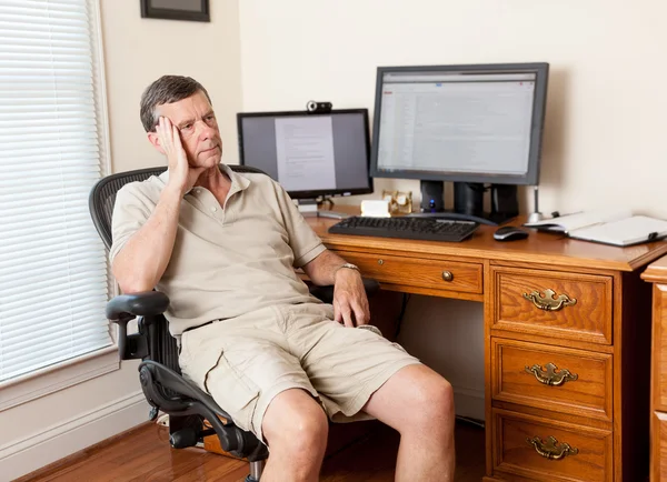 Sénior do sexo masculino trabalhando no escritório em casa — Fotografia de Stock