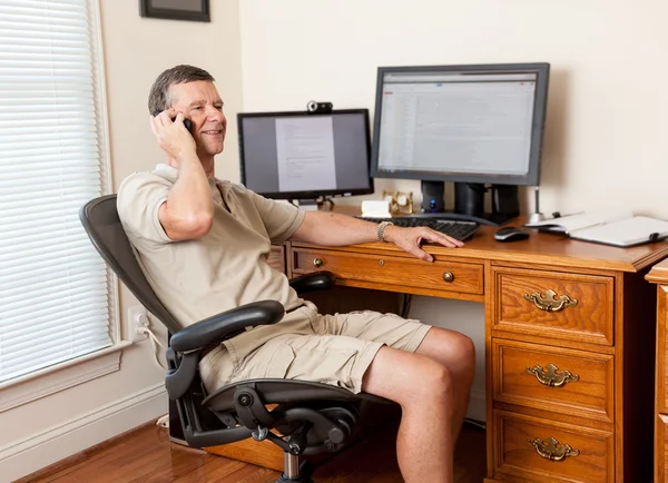 Ev ofisinde çalışan kıdemli erkek — Stok fotoğraf