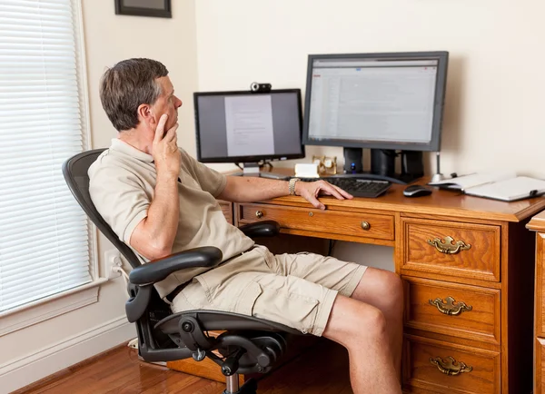 Senior maschio che lavora in home office — Foto Stock
