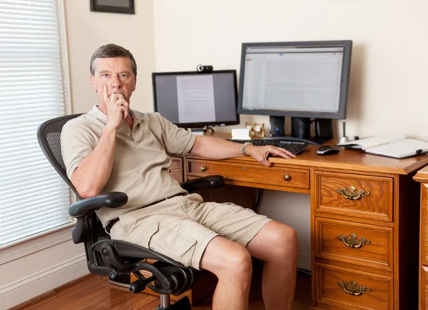 Ev ofisinde çalışan kıdemli erkek — Stok fotoğraf