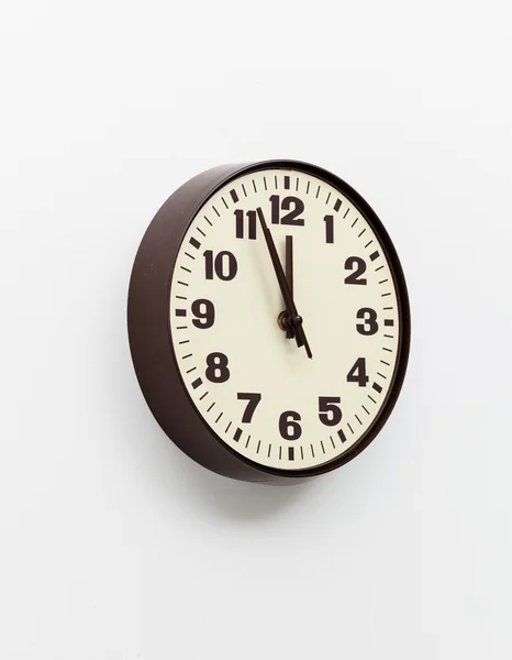 Brązowy zegar na ścianie biały biuro w pobliżu południe — Zdjęcie stockowe