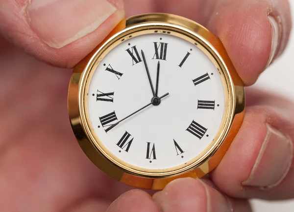 真鍮スモール ウォッチまたは指で時計 — ストック写真