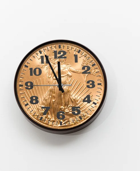 Ρολόι γραφείου με χρυσό νόμισμα ως πρόσωπο για την έννοια — Φωτογραφία Αρχείου
