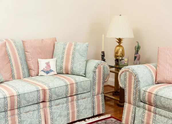 Moderní obývací pokoj s pohovkami — Stock fotografie