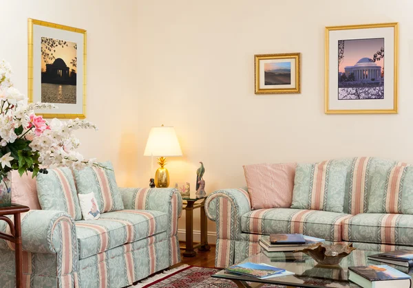 Сучасна вітальня з диванами — стокове фото