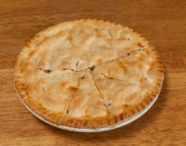 Свежеиспечённый домашний яблочный пирог — стоковое фото