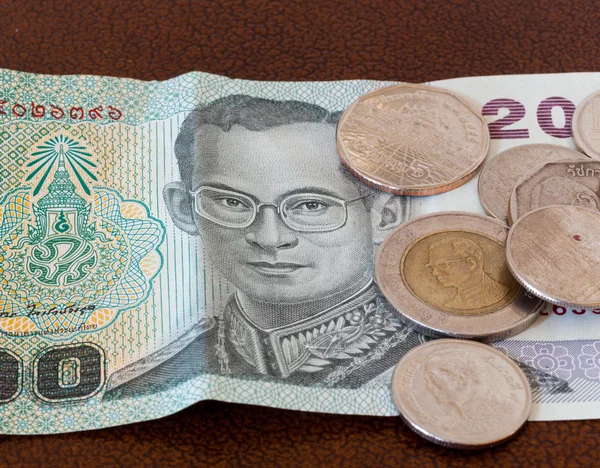 Twintig baht opmerking uit thailand met munten — Stockfoto