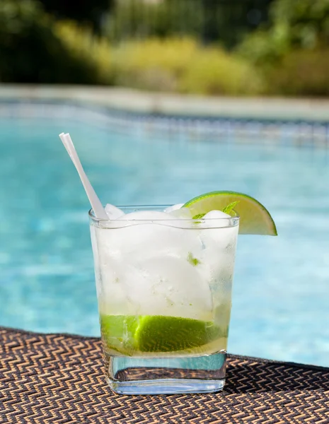 Cocktail Majito na borda à beira da piscina — Fotografia de Stock