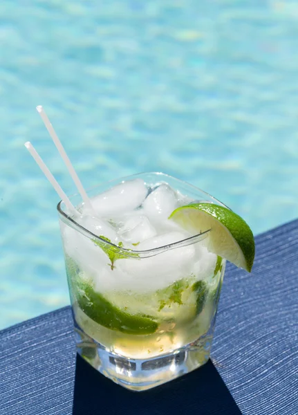 Cocktail Majito au bord de la piscine — Photo