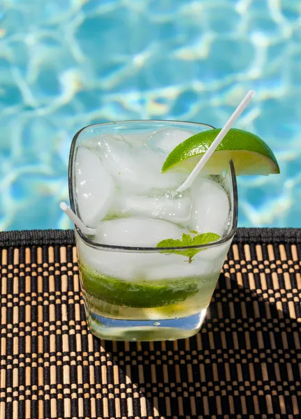 Cocktail Majito on edge a bordo piscina — Foto Stock
