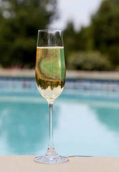 Flûte de champagne froid au bord de la piscine — Photo