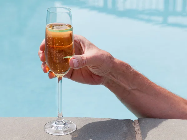 Flöjt kall champagne i handen — Stockfoto