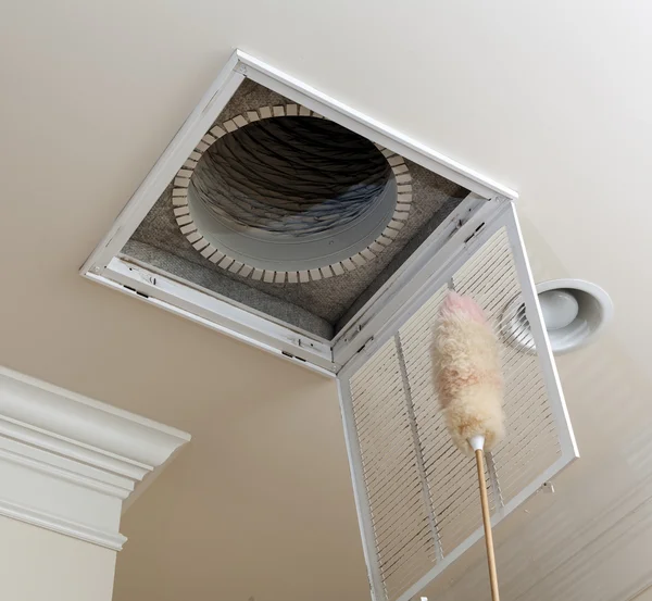 Afstoffen vent voor airconditioning filter in plafond — Stockfoto