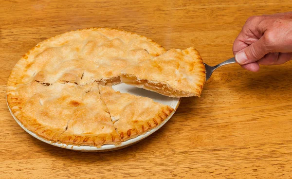Свежеиспечённый домашний яблочный пирог — стоковое фото