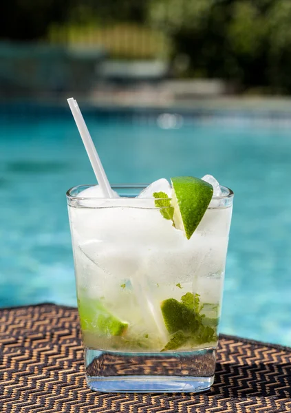 Cocktail majito aan rand door aan het zwembad — Stockfoto
