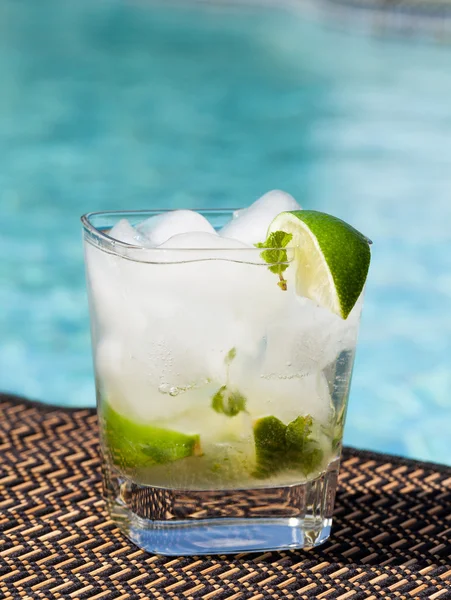 Cocktail Majito na borda à beira da piscina — Fotografia de Stock
