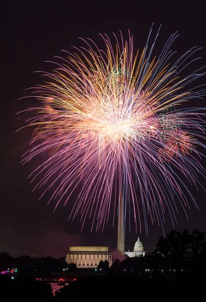 Πυροτεχνήματα πάνω από την Ουάσιγκτον, στις 4 Ιουλίου — Φωτογραφία Αρχείου