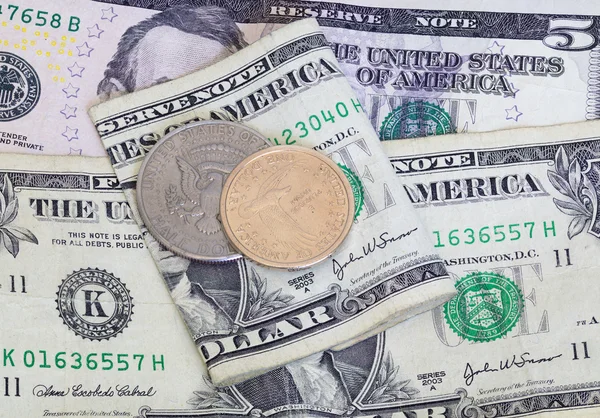 Доллар с половиной монет на банкнотах — стоковое фото