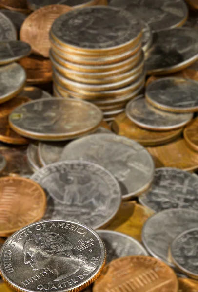 Pilha de moedas americanas soltas em macro — Fotografia de Stock