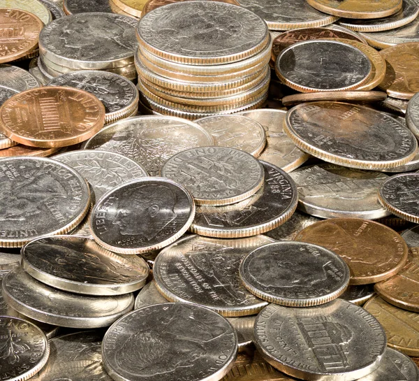 Pilha de moedas americanas soltas em macro — Fotografia de Stock