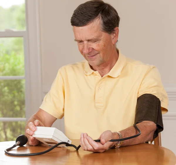 Starší muž s krevní tlak doma — Stock fotografie