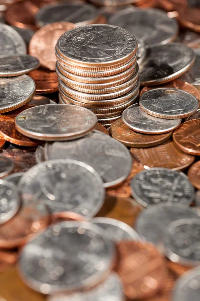 Σωρός από χαλαρά μας κέρματα σε μακροεντολή — Φωτογραφία Αρχείου
