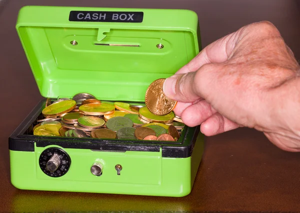 Zöld készpénz doboz arany és ezüst érmék — Stock Fotó