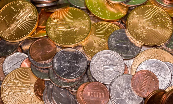 Us-Münzen, darunter eine Unze reines Gold — Stockfoto