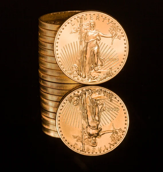 Reflexion einer Unze Goldmünze schwarz — Stockfoto