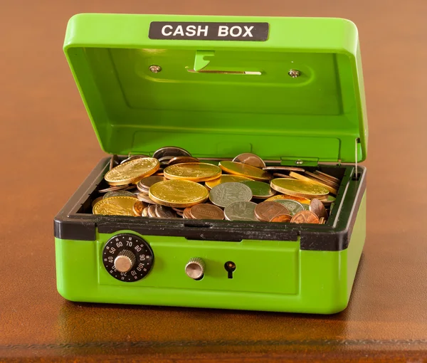 Πράσινο κουμπαρά με χρυσά και ασημένια νομίσματα — Φωτογραφία Αρχείου