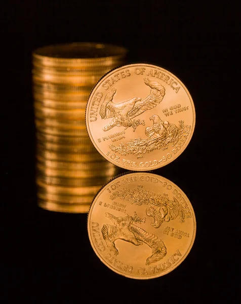 Reflejo de una onza de oro moneda negro —  Fotos de Stock