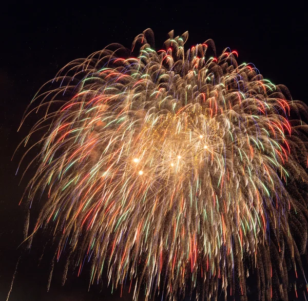 Fuochi d'artificio nel cielo buio pronti per l'isolamento — Foto Stock