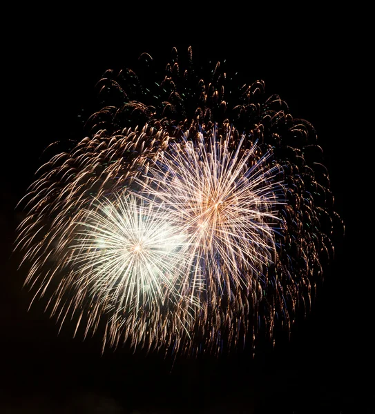 Fuochi d'artificio nel cielo buio pronti per l'isolamento — Foto Stock